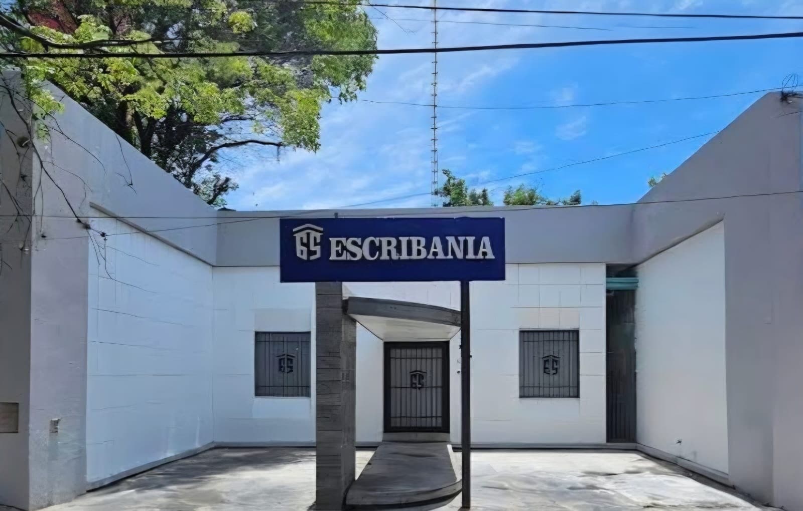 Frente del estudio sobre la Avda. Perú N° 665